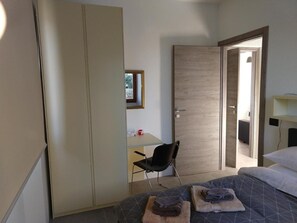 2 chambres, chambres insonorisées, fer et planche à repasser