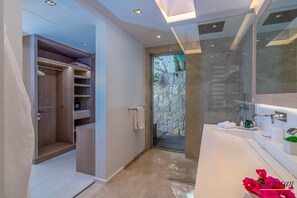 Een douche, een haardroger, handdoeken