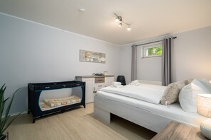 2 habitaciones, escritorio y tabla de planchar con plancha 