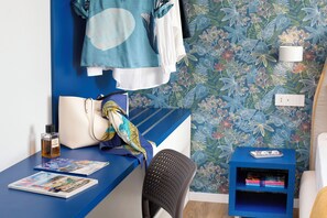 1 habitación, caja de seguridad en la habitación y escritorio 