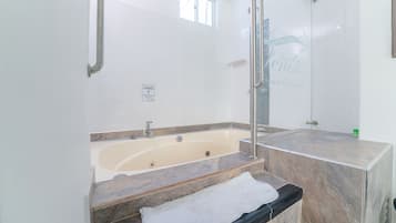 Quarto casal superior | Banheiro | Chuveiro, produtos de toalete de grife, toalhas de banho, sabonete