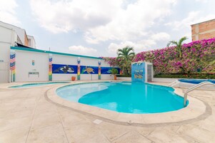 Una piscina al aire libre