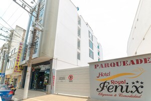 Un hotel llamado "Parqueade Hotel Royal Fenix" con un cartel.