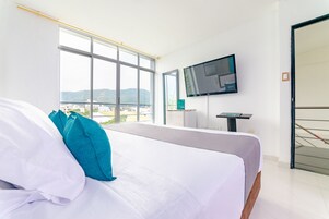 Ropa de cama hipoalergénica, minibar, escritorio y wifi gratis 