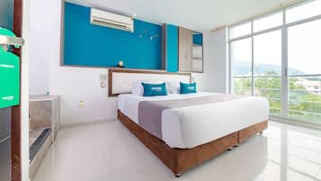 Hypo-allergenic bedding, minibar, desk, free WiFi