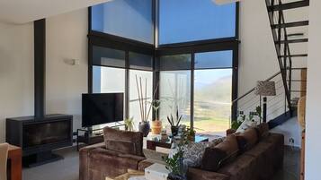 Una Smart TV, una chimenea, una mesa de tenis de mesa, libros