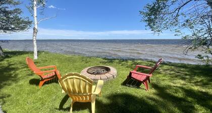 Cozy Lakehouse right on Indian Lake - 10 minutes from Manistique