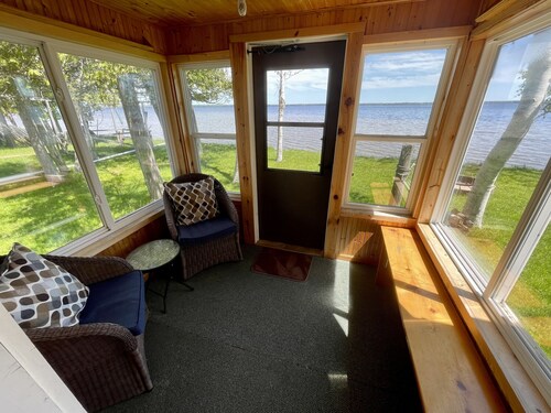 Cozy Lakehouse right on Indian Lake - 10 minutes from Manistique
