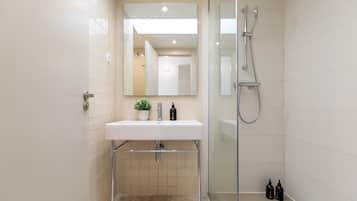 Badewanne, Haartrockner, Handtücher