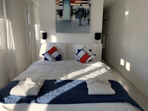 Design tweepersoonskamer, 1 queensize bed, terras, aan tuin | Lakens van Egyptisch katoen, luxe beddengoed, pillowtop-bedden