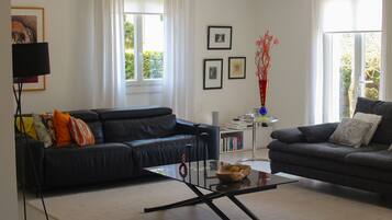 TV connectée de 32 pouces avec chaßnes par cùble, télévision, Netflix