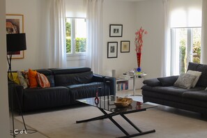 32 インチのスマートテレビ (ケーブル放送視聴可)、テレビ、Netflix