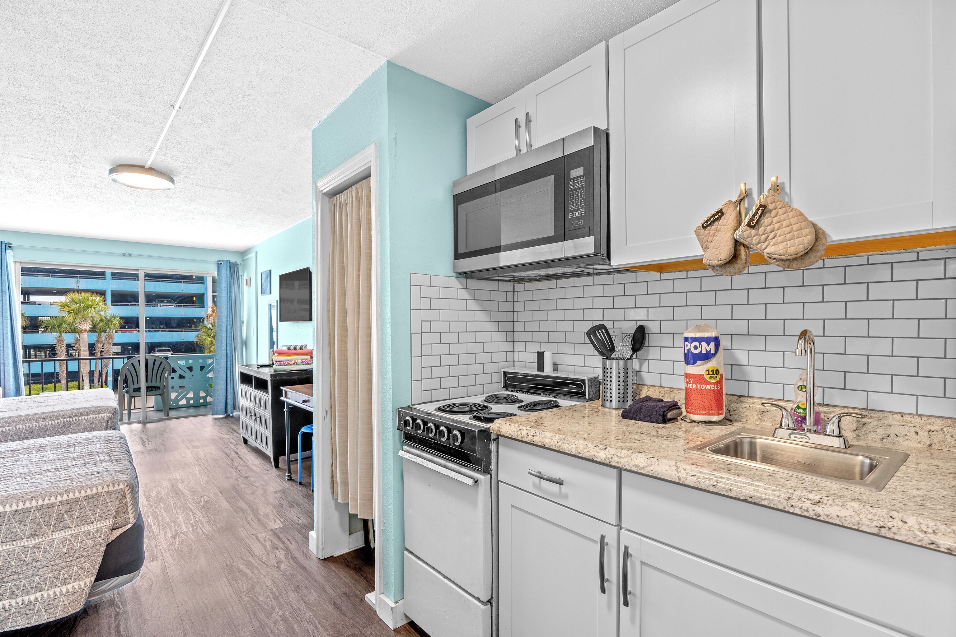 Coffee/tea maker, fridge, microwave, oven