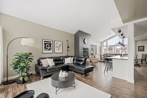 TV, fireplace