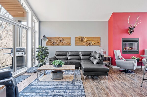 Una televisión, una chimenea