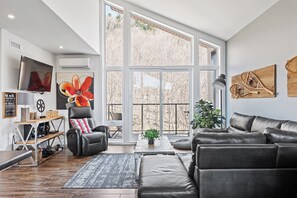 Televisión y chimenea 