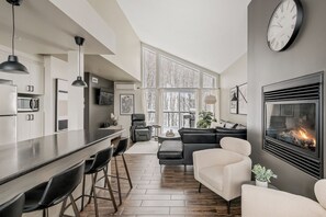 Televisión y chimenea 