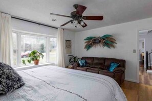 3 bedrooms, desk, iron/ironing board, travel cot - Contemporary & Cheerful  Great choice for families sleeps 6 (Greensboro)