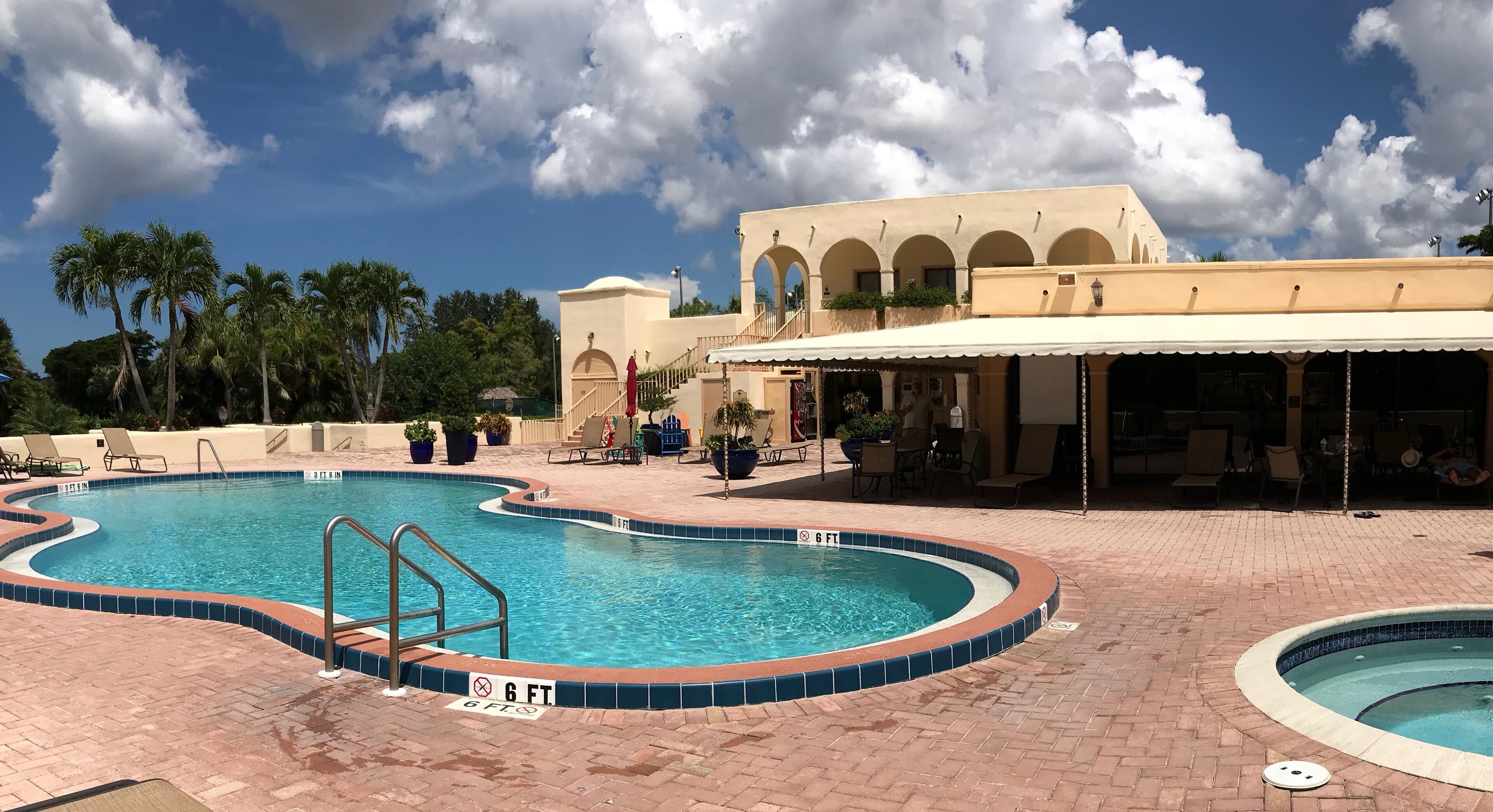Beautiful gated condo 10 minutes from the Beach