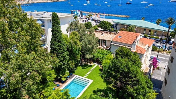A residential area with a swimming pool, lush greenery, and a view of the sea with boats. - ☀️La plage☀️<br>Classified ⭐️⭐️⭐️⭐️ (Antibes)