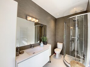 Shower, hair dryer, soap, toilet paper - ☀️La plage☀️
Classified ⭐️⭐️⭐️⭐️ (Antibes)