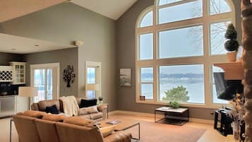 Smart TV, fireplace, DVD player, books