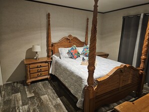 3 bedrooms, desk, iron/ironing board, free WiFi