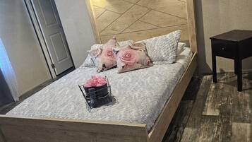 3 bedrooms, desk, iron/ironing board, free WiFi