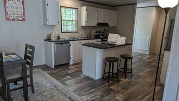 Een koelkast, een magnetron, een oven, een kookplaat