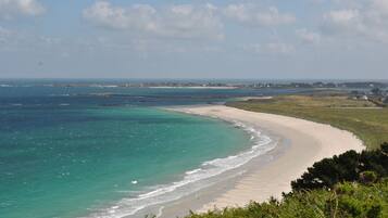 Beach nearby, sun-loungers, beach towels