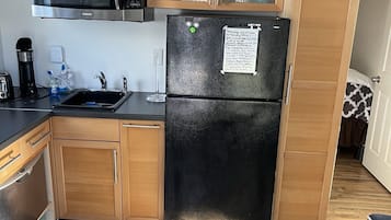 雪櫃、微波爐、焗爐、爐具