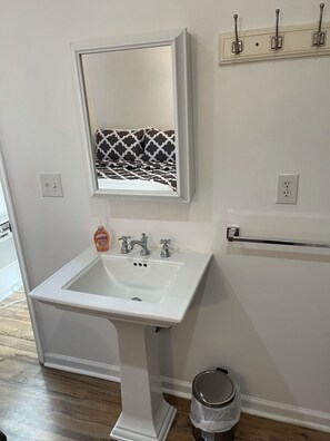 Een douche, handdoeken, toiletpapier