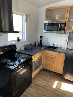 Een koelkast, een magnetron, een oven, een kookplaat