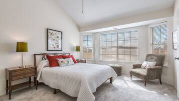 3 dormitorios, escritorio, tabla de planchar con plancha y cuna de viaje