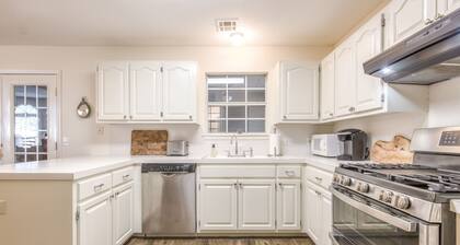 Clean clean clean, full kitchen, play area, quiet 3/2 - near Antiques & aquarium