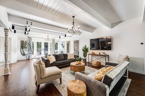 Stunning lakehouse lodge with a deck, fireplace, lush patio & lake access