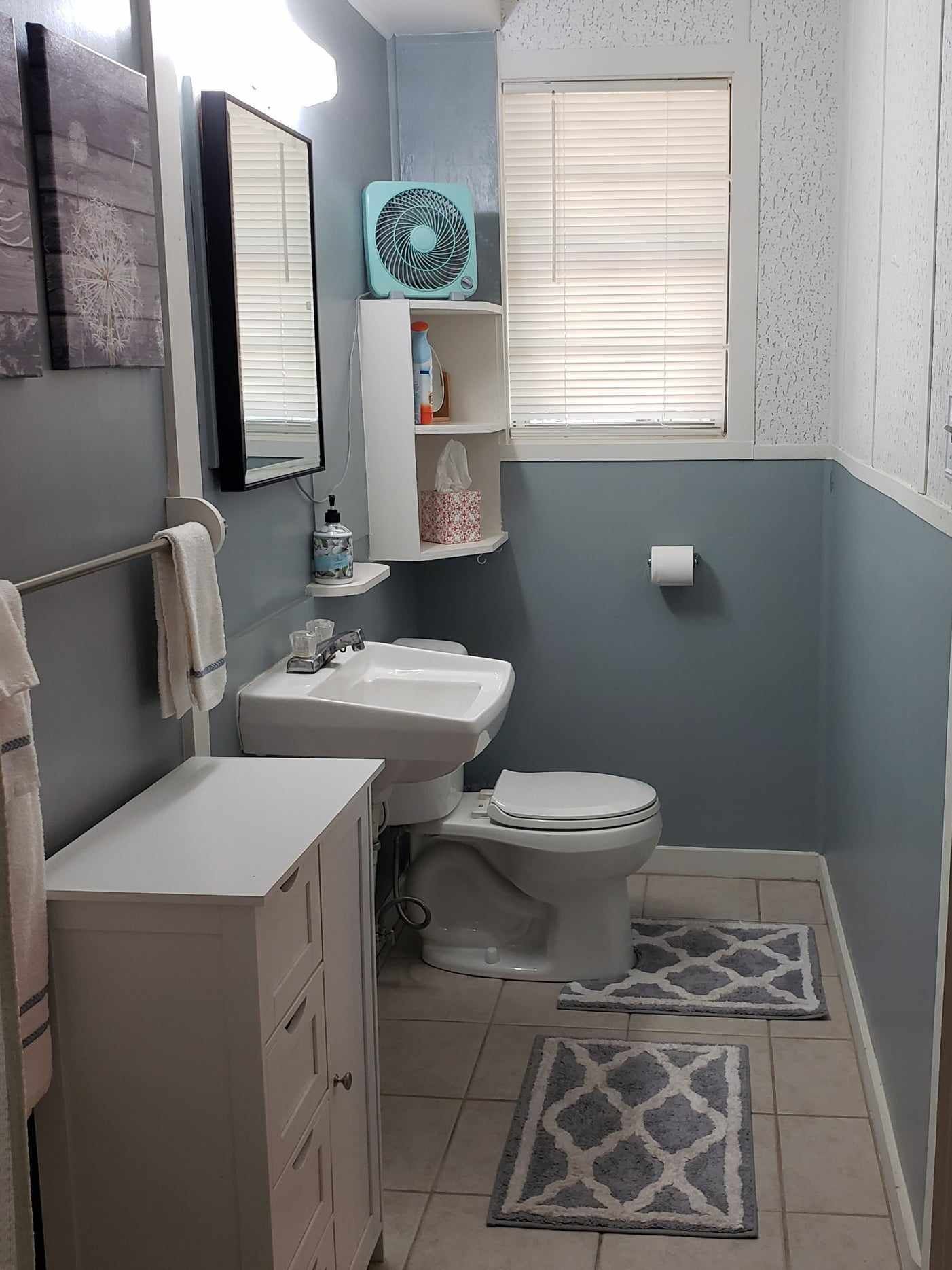 Douche, sèche-cheveux, serviettes fournies, savon