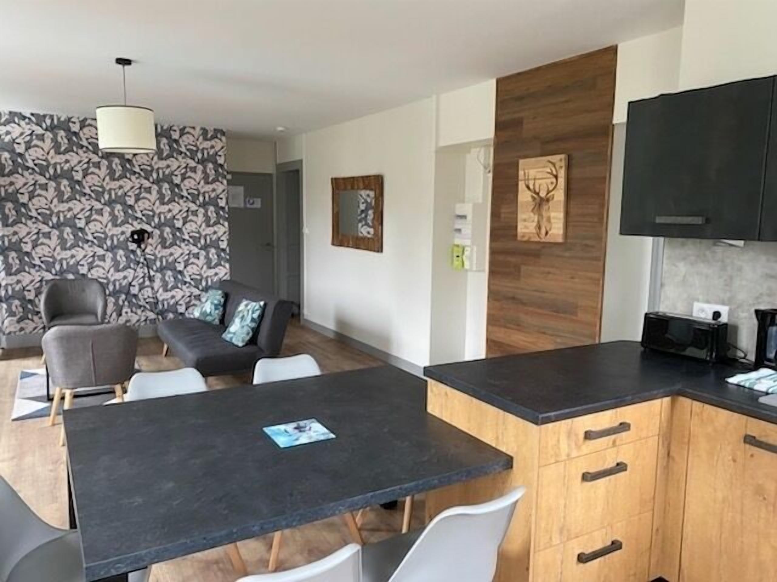 Facing south, family, quiet, completely renovated apartment, SWIMMING POOL