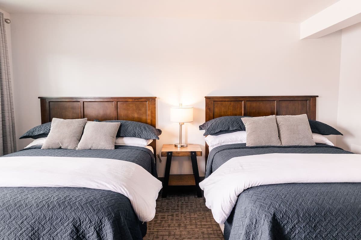 Double Queen Deluxe Suite | 1 dormitorio, ropa de cama de alta calidad, colchones viscoelásticos