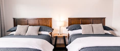 Double Queen Deluxe Suite | Ylelliset vuodevaatteet, memory foam -patjalliset sängyt, työpöytä