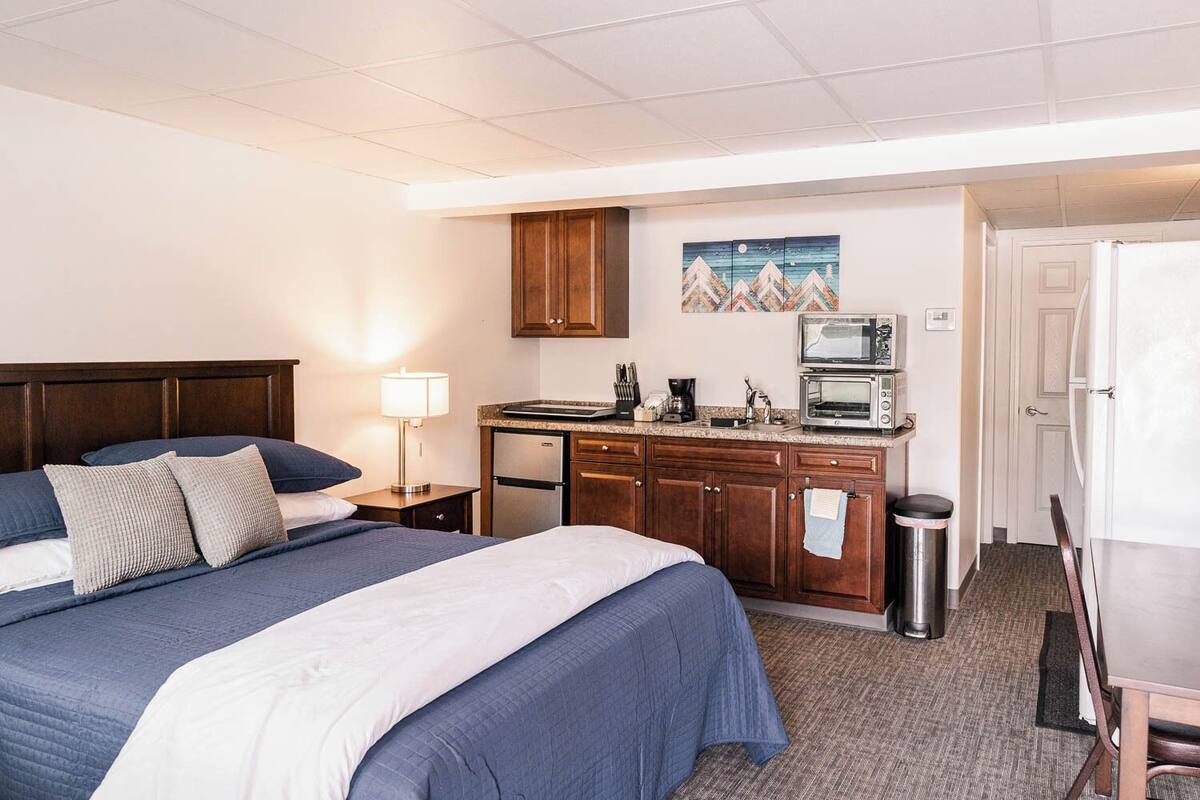 Single Queen Junior Suite | Living area | 32-inch Smart TV with satellite channels, TV, streaming services