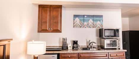Single Queen Junior Suite | Private kitchen