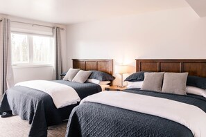 Double Queen Deluxe Suite | Literie de qualité, lit avec matelas en mousse à mémoire, bureau