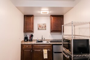 Fridge, microwave, oven, stovetop - Alaska Frontier Inn (Delta Junction)