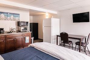 Single Queen Junior Suite