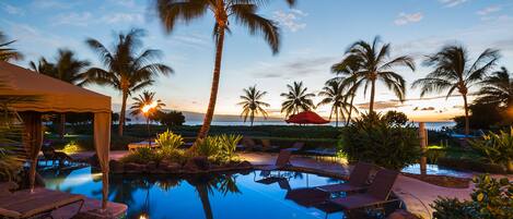 Een buitenzwembad en een verwarmd zwembad