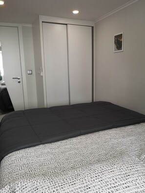 2 chambres, fer et planche à repasser, lit parapluie, Wi-Fi gratuit