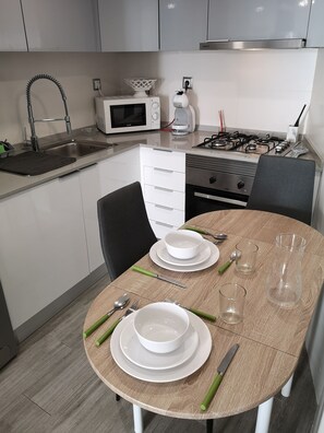 Jääkaappi, mikroaaltouuni, uuni, liesi