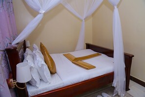 Egyptian cotton sheets, premium bedding, memory-foam beds - Kamwe Kamwe Hotel & Spa (Kasese)