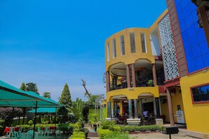 Vista frontal de la propiedad
